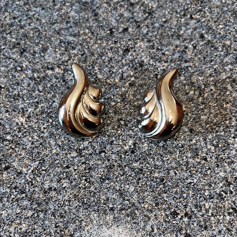 Elegant Silver scallop shaped Earrings